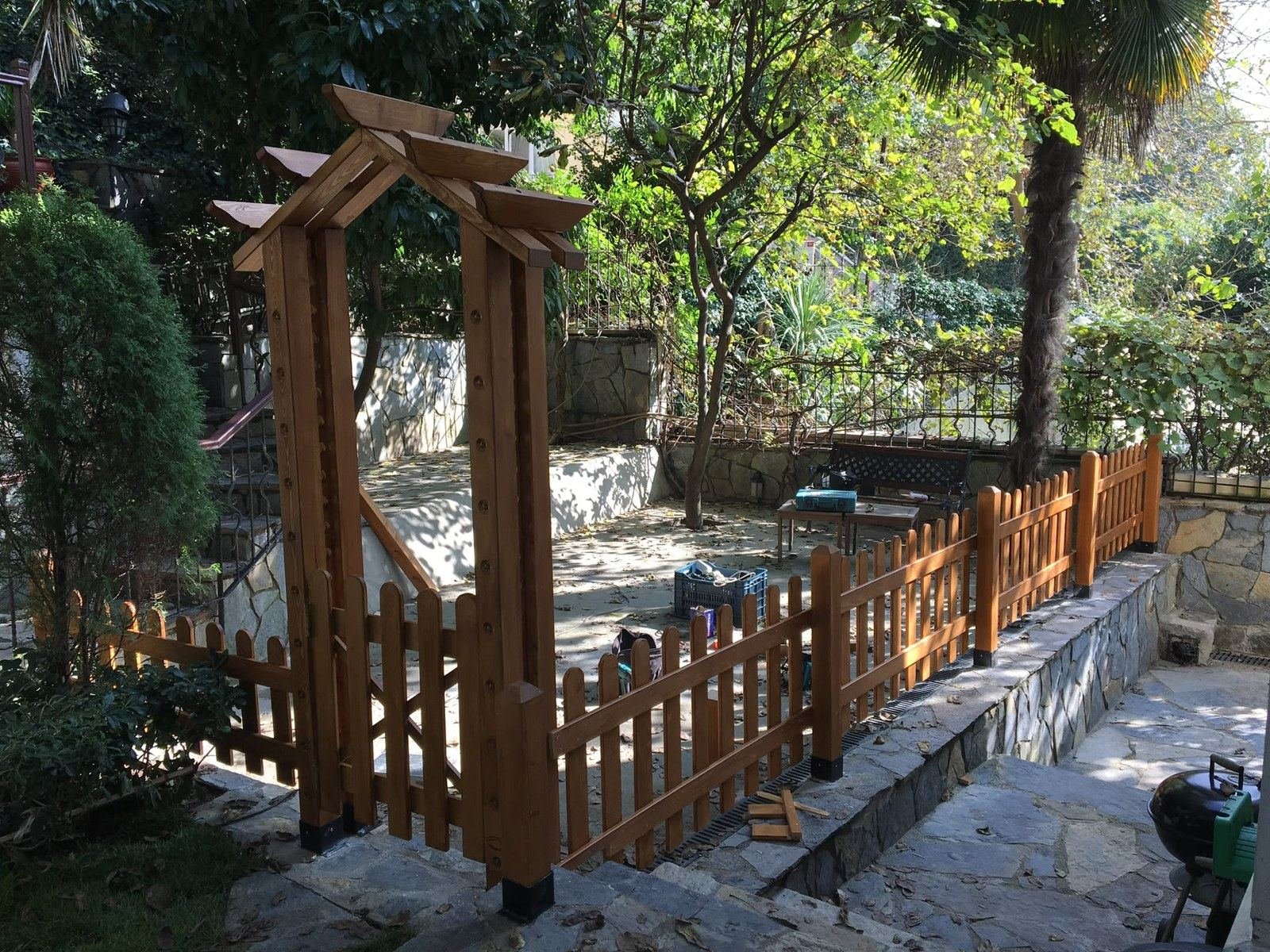 Ahşap Bahçe Çiti ve Kemerli Bahçe Kapısı
