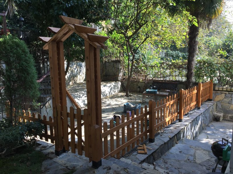 Ahşap Bahçe Çiti ve Kemerli Bahçe Kapısı