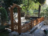 Ahşap Bahçe Çiti ve Kemerli Bahçe Kapısı