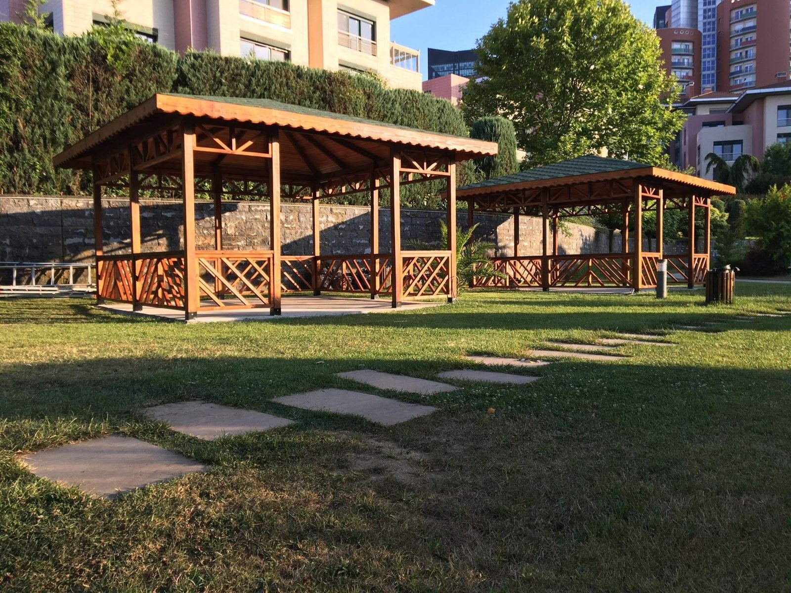 İkili Ahşap Bahçe Kamelyası