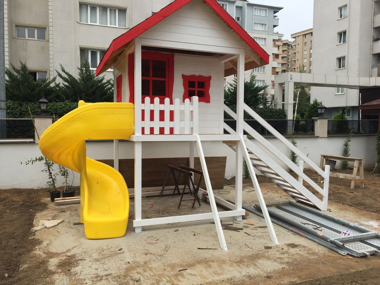 Kaydıraklı Ayaklı Çocuk Oyun Evi