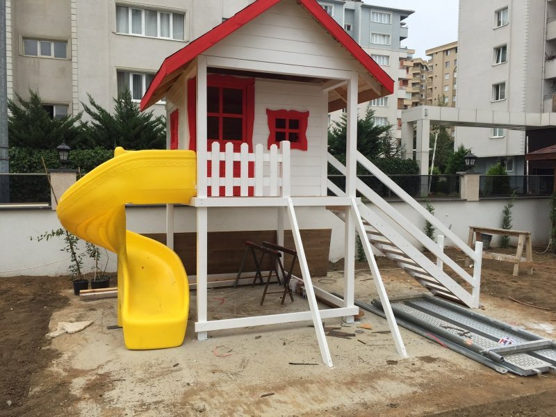 Kaydıraklı Ayaklı Çocuk Oyun Evi